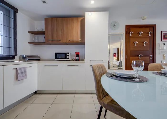 Spacious 1-bedr - Portomasso Marina Apartment Birbuba